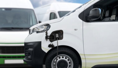 Sähköautojen alamäki näkyy jo Ruotsinkin automarkkinassa