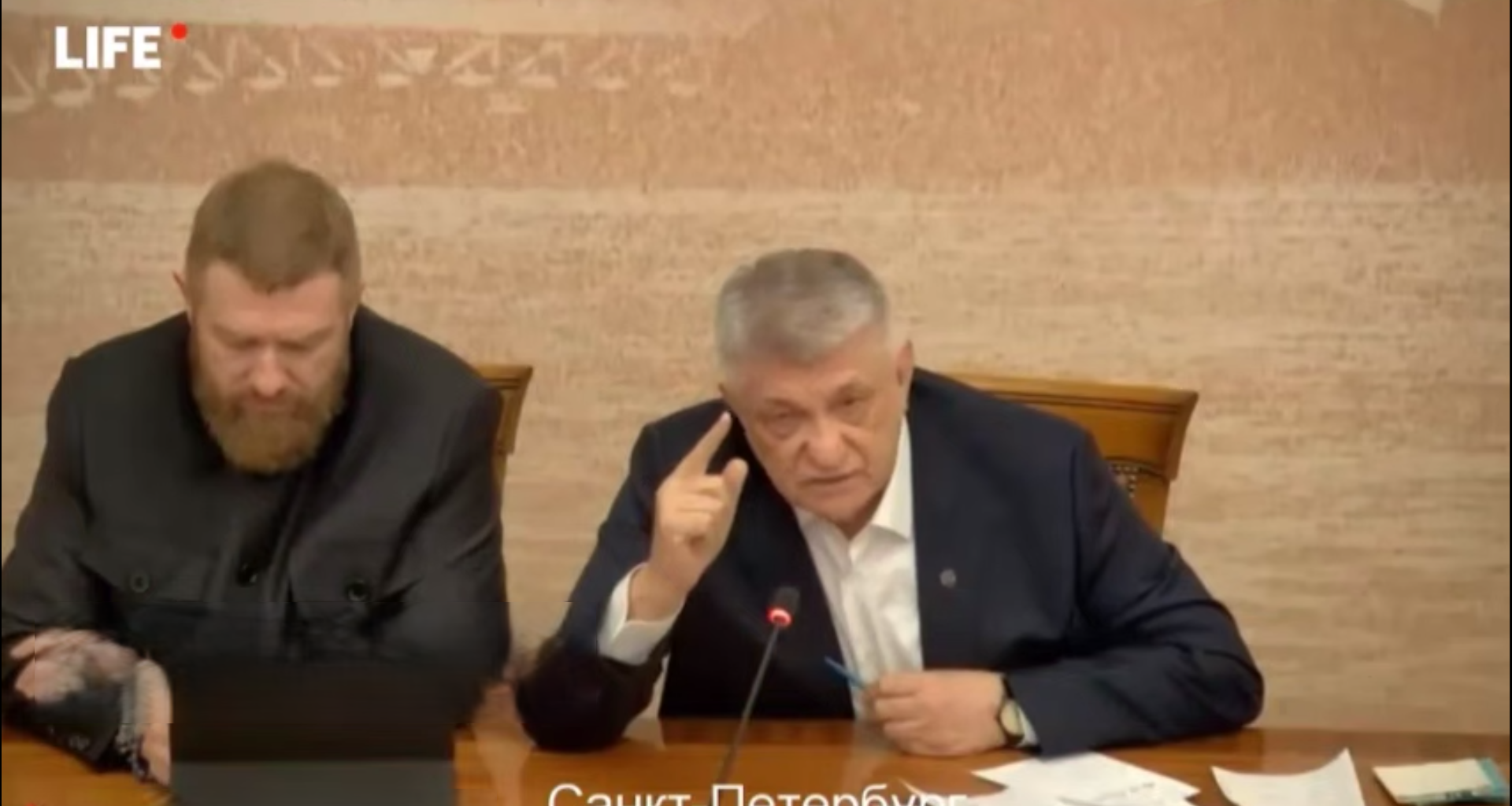 Vladimir Putinia ryöpytettiin päin kasvoja kokouksessa