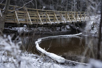 Kuivasojan öljyntorjunta jatkuu, mutta penkereitä ei puhdisteta käsin ainakaan ennen kevättulvia