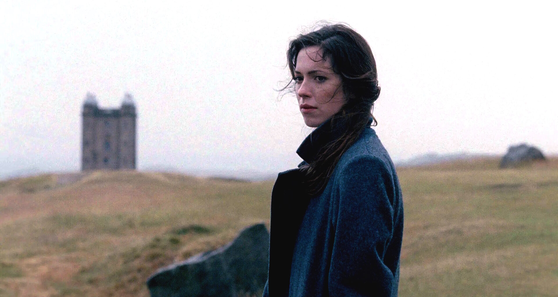 Nyt ilmaiskatselussa: Syrjäisen koulun synkkä kummitusmysteeri – tunnelmaa luo Sibeliuksen Finlandia