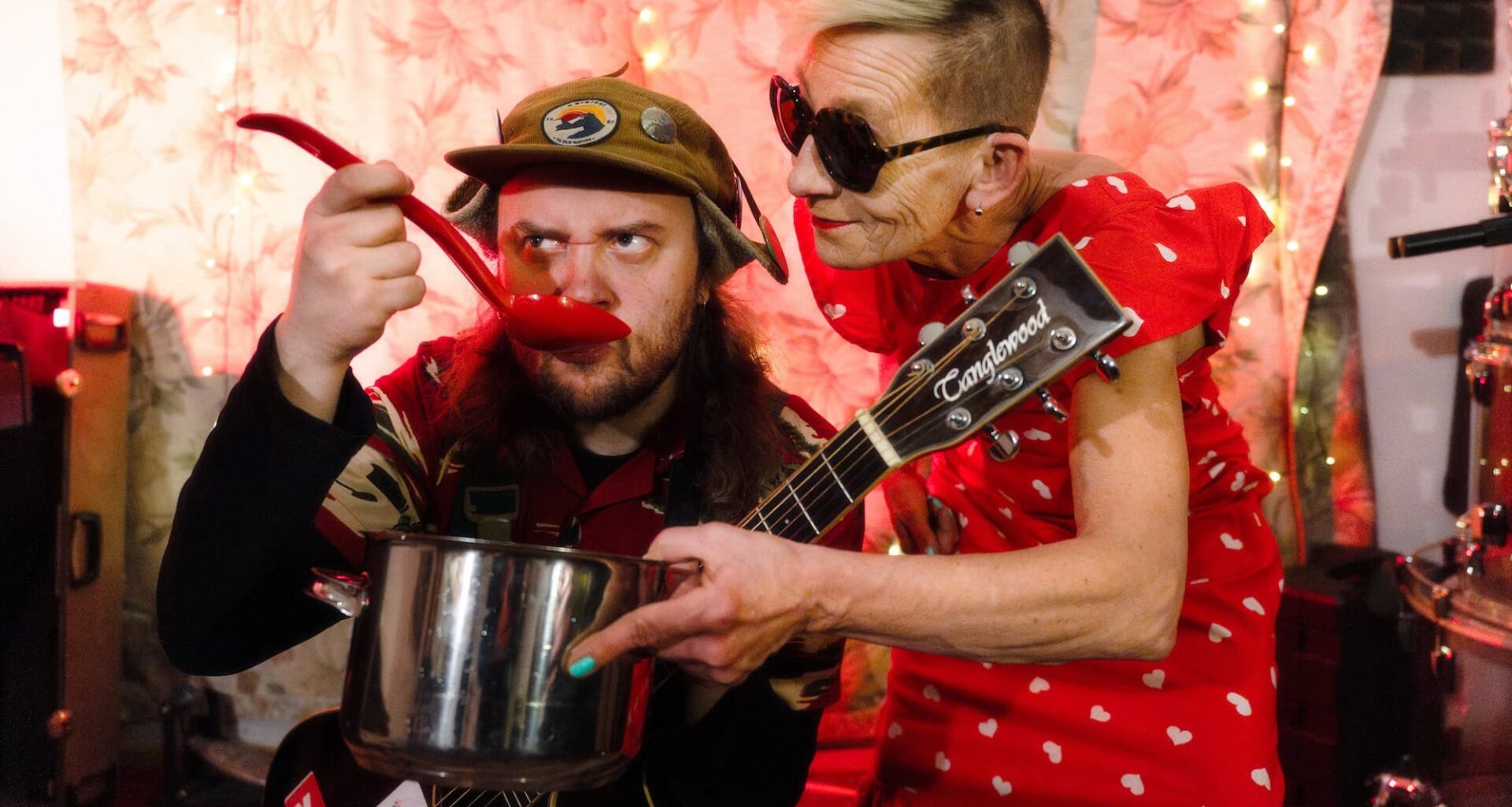 Ensinäyttö: Tiisu ja Liisa Akimof julkaisivat yhteisen kappaleen – uusi biisi perustuu tosielämän tapahtumiin