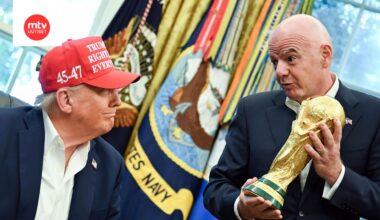 Fifan puheenjohtaja Gianni Infantino ojentamassa miesten jalkapallon MM-patsasta presidentit Donald Trumpille Valkoisessa talossa 22. elokuuta.