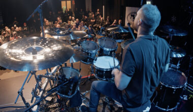 Minkä tason rumpali on Ukri Suvilehto? Monessa liemessä keitetty metallimuusikko esittelee taitojaan videolla