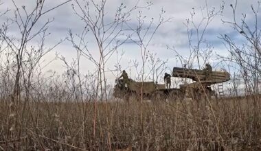 Sotilaiden varoitus: Etulinjan kaupunki on saarroksissa