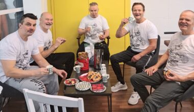 Kuntosalilla juhlistettiin maailmanmestari Emil Karjalaista mitalikahveilla: ”Olen tehnyt vuosia kovaa duunia”