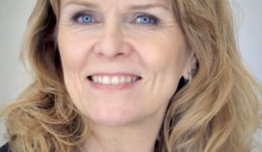 Vanhat luokkakaverit löysivät sattumalta yhteisen suvun ja taiteen – Yhteisnäyttely esillä Kemijärvellä vuoden loppuun