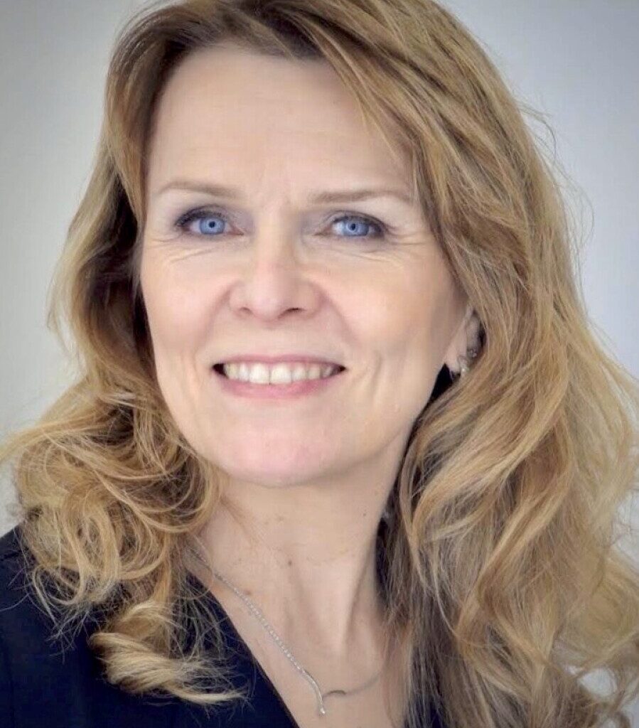 Vanhat luokkakaverit löysivät sattumalta yhteisen suvun ja taiteen – Yhteisnäyttely esillä Kemijärvellä vuoden loppuun