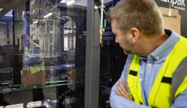 Kärkkäisen verkkokaupasta lähtee joulun alla jopa 10 000 pakettia päivässä – Katso video: Ylivieskassa on jalkapallokentän kokoinen logistiikkakeskus, jossa työskentelee 80 robottia