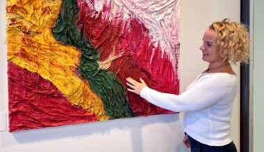 Kajaanilainen Virpi Heikkinen on entinen voimanostaja, joka hurahti täysillä maalaamiseen – ”Tuntuu, että voisin maalata koko ajan!”