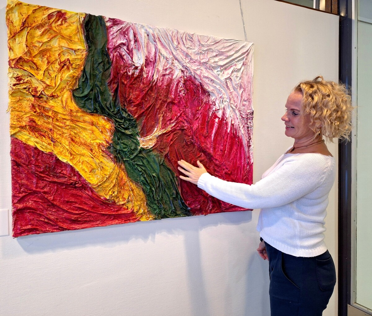 Kajaanilainen Virpi Heikkinen on entinen voimanostaja, joka hurahti täysillä maalaamiseen – ”Tuntuu, että voisin maalata koko ajan!”