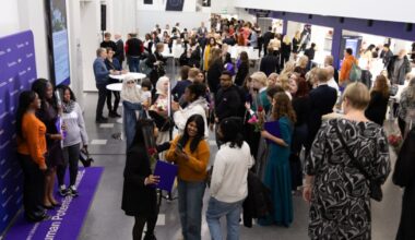 Valmistuneita opiskelijoita ja muuta väkeä parveilee TAMKin tiloissa.