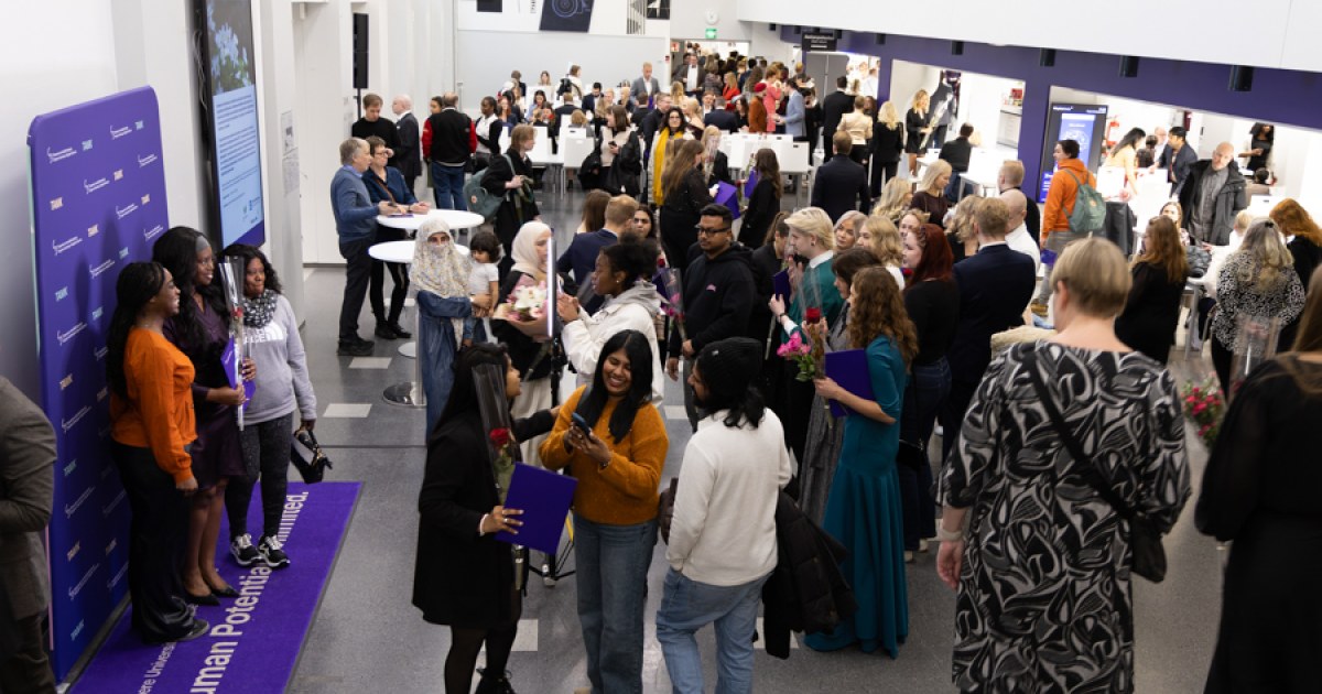 Valmistuneita opiskelijoita ja muuta väkeä parveilee TAMKin tiloissa.