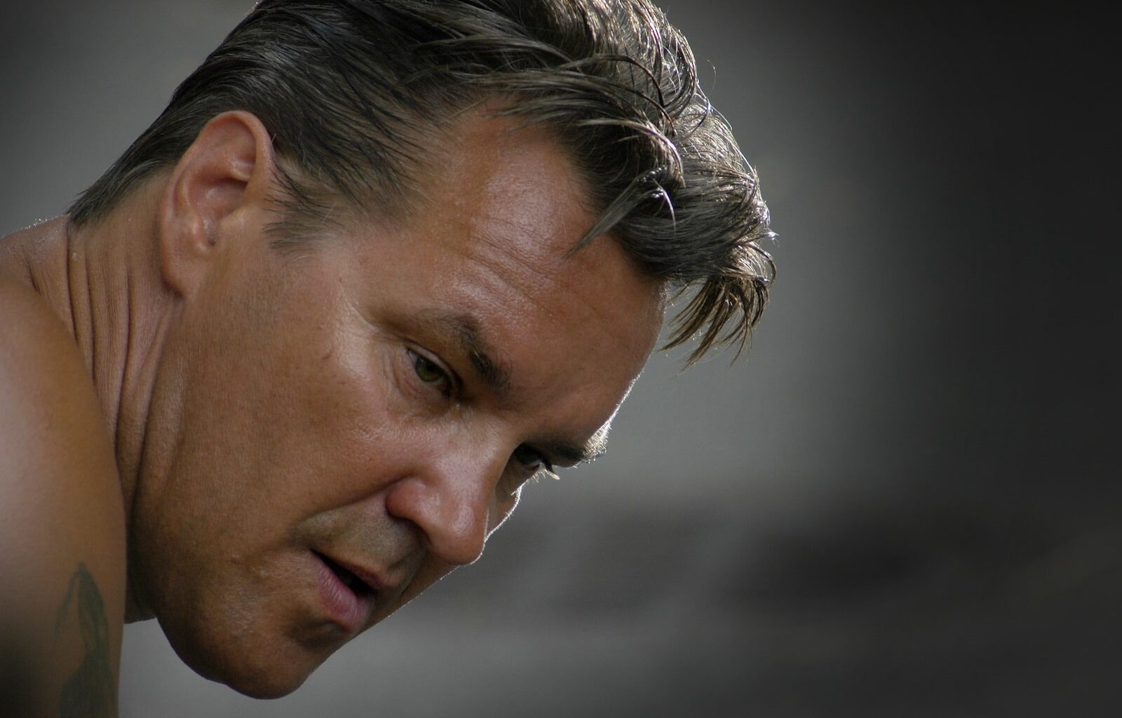 Tänään tv:ssä: Lähtöpassit viinan takia – Vuoden 2007 elokuva jäi näyttelijän viimeiseksi suosikkiroolissa