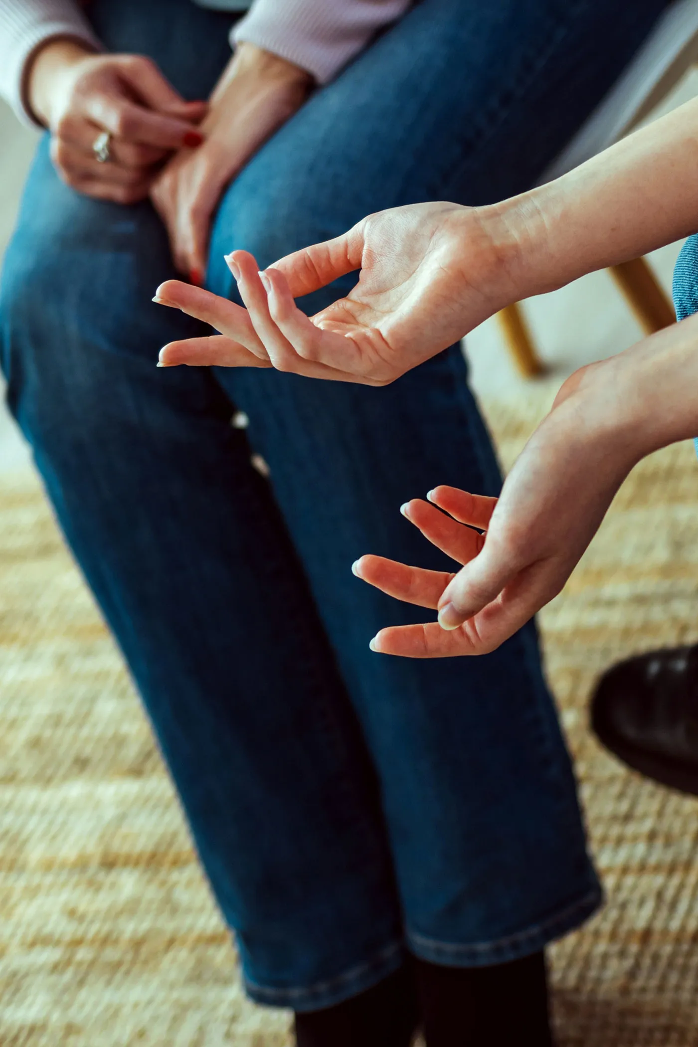 Alzheimeriin sairastuminen työikäisenä: kuvassa vertaistapaaminen.