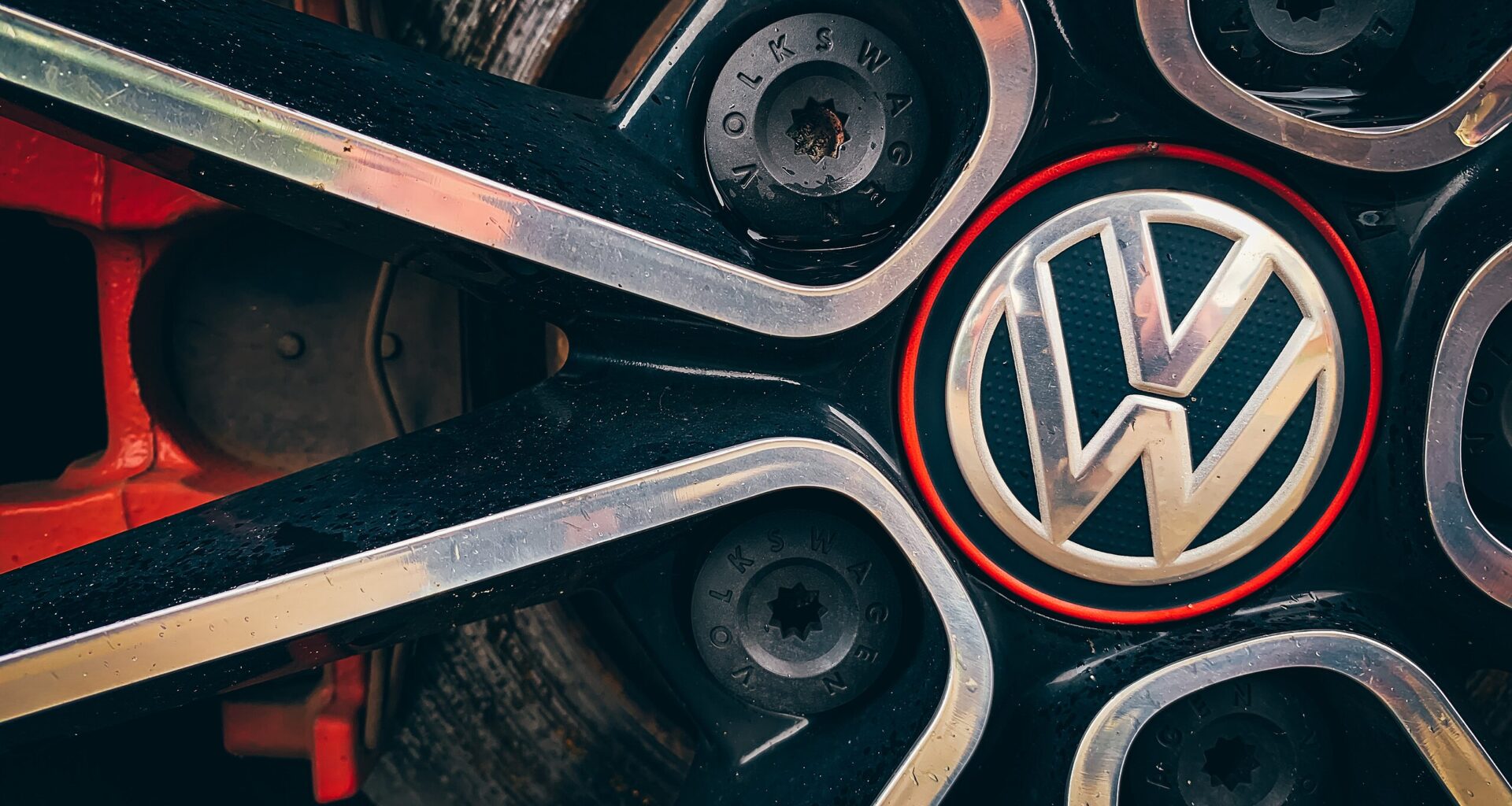 VW Tiguanin molemmat ajovaloumpiot halkesivat vuorollaan kaupanteon jälkeen – Lautakunta linjasi, kuka maksaa 2 000 euron korjaukset