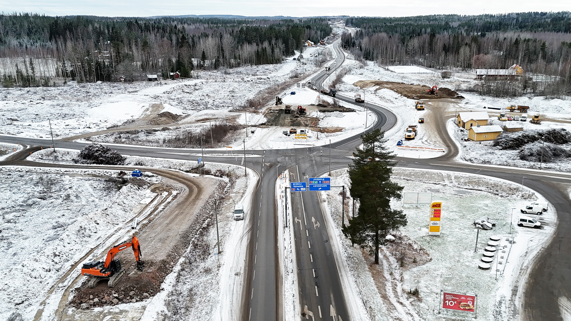 Ilmakuvassa rakennustöitä valtateiden 9 ja 13 risteysalueella. Ysitien liikenne on ohjattu kiertotielle risteyksen kohdalla.