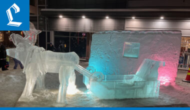 3200 kilon jääveistos kuvauskohteena ja silmänilona Rovaniemen keskustan kävelykadulla – tämän poron reen kyytiin saa kiivetä milloin vain