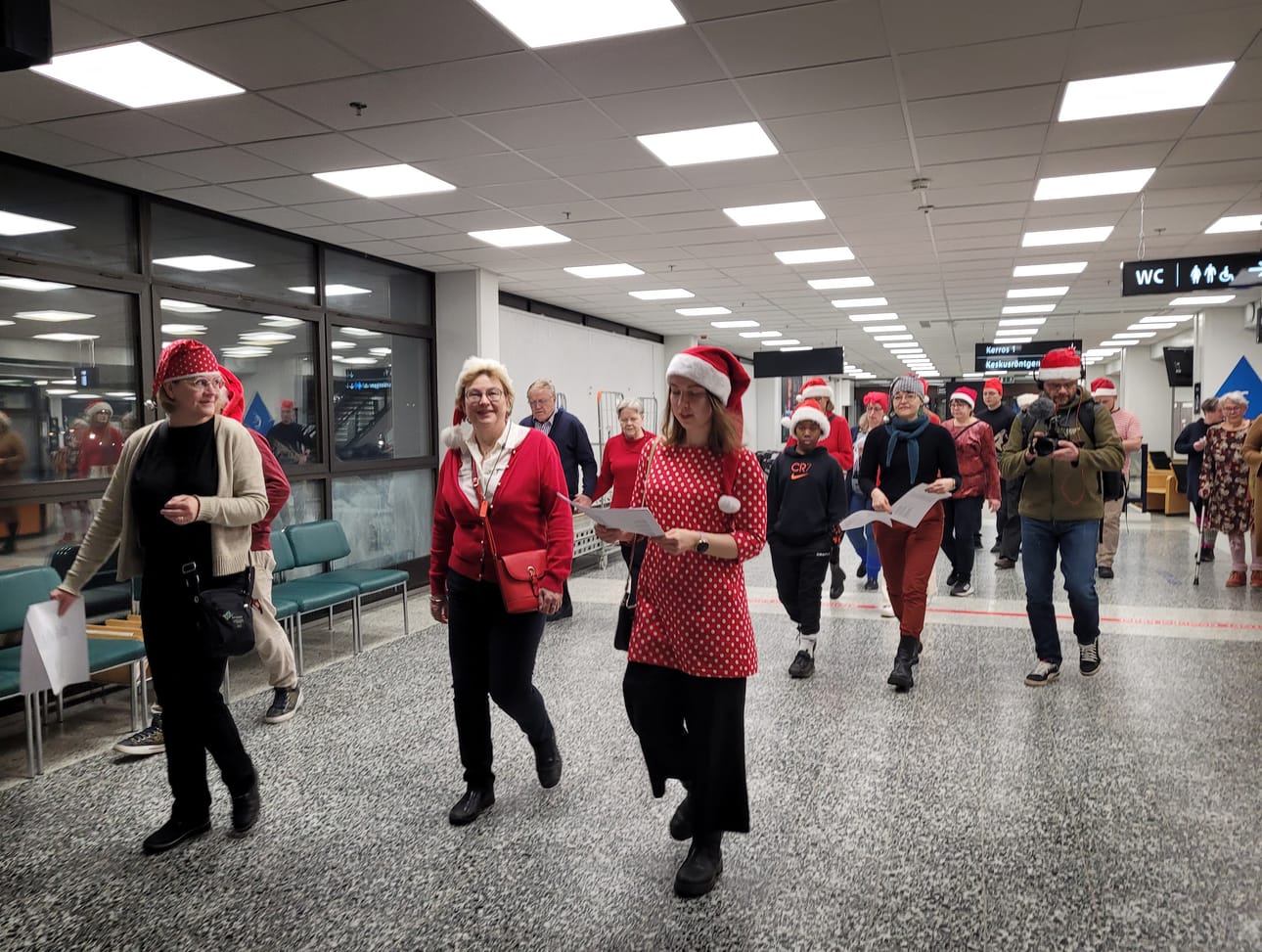 Seinäjoen keskussairaalan joulukuoro ilahdutti aattoaamuna henkilökuntaa ja potilaita vuosien tauon jälkeen.