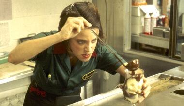 Nyt ilmaiskatselussa: Ravintolatyö ei ole koskaan ollut näin törkeää – härski komedia vuodelta 2005