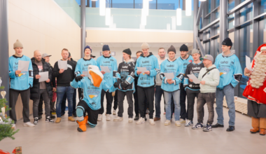 Pelicans ja yhteistyökumppanit toivat joulumieltä Päijät-Hämeen keskussairaalaan