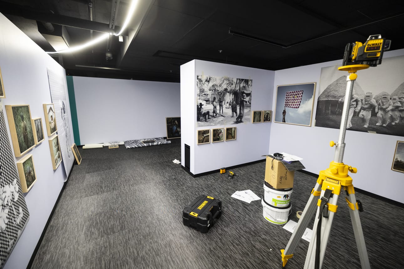 Cristina De Middel palasi teossarjallaan The Afronauts sambialaisopettajan 1960-luvulla laatimaan suunnitelmaan lähettää ensimmäinen afrikkalainen kuuhun.