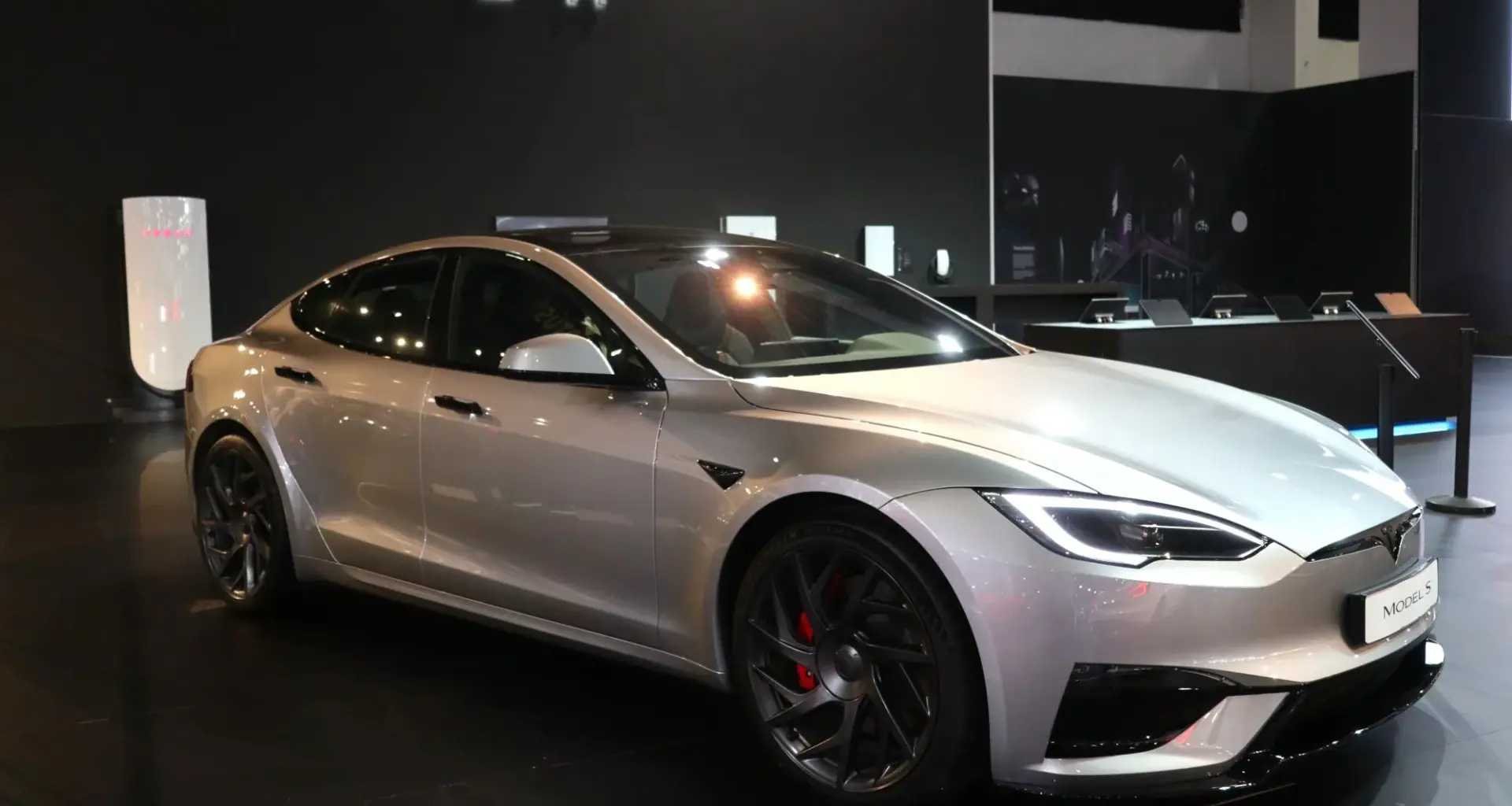 Tesla lopettaa ikonisten Model S:n ja Model X:n valmistuksen – robottien aika alkaa