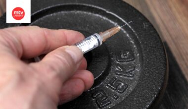 Brasilialainen ruiskutti kehoonsa öljyä kasvattaakseen kokoaan. Kuvituskuva.