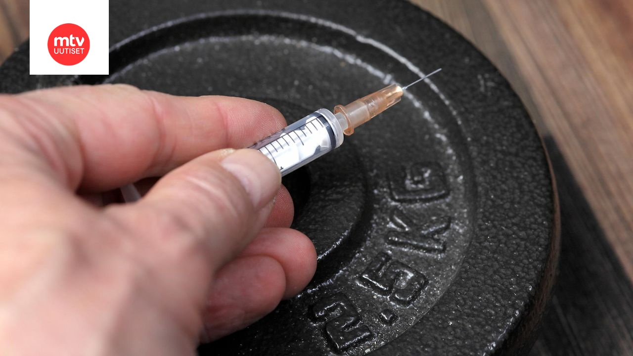 Brasilialainen ruiskutti kehoonsa öljyä kasvattaakseen kokoaan. Kuvituskuva.