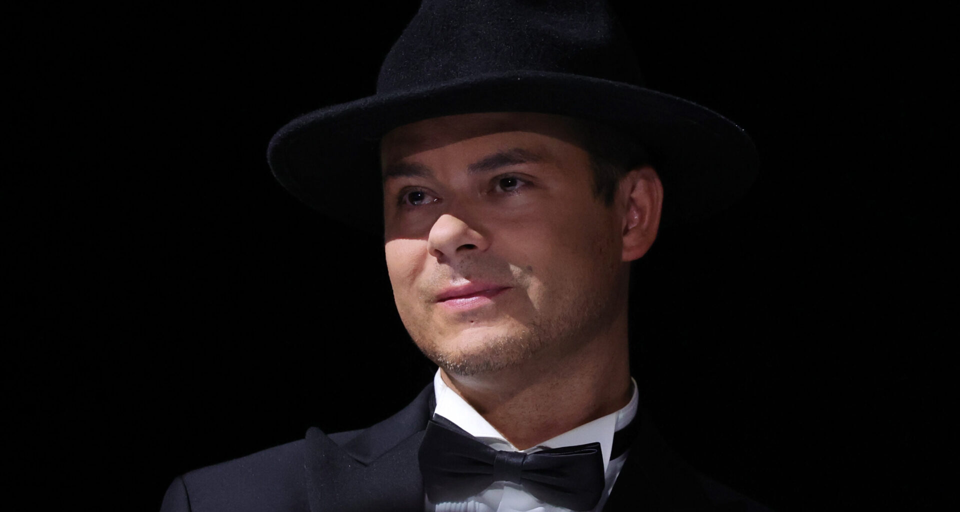 Myös Niko Saarinen osti mysteeripaketteja 180 eurolla – saaliina muun muassa verinen mekko