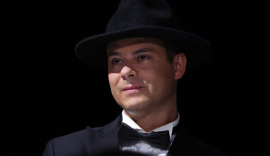 Myös Niko Saarinen osti mysteeripaketteja 180 eurolla – saaliina muun muassa verinen mekko