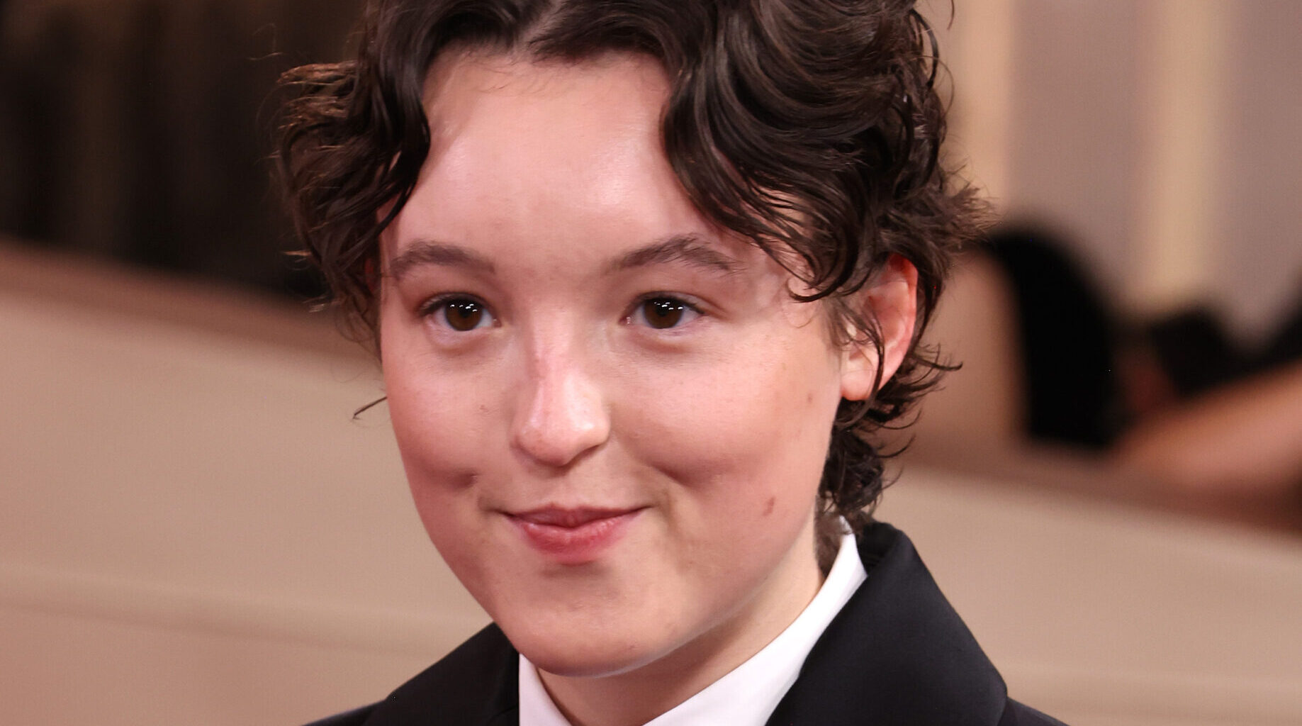 Ei mikään perinteinen pukulook - Bella Ramseyn gaalalookissa nähtiin erikoinen yksityiskohta