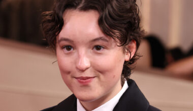 Ei mikään perinteinen pukulook - Bella Ramseyn gaalalookissa nähtiin erikoinen yksityiskohta