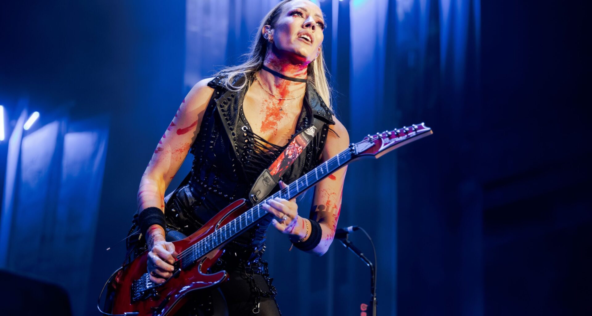 Kitaravelho Nita Strauss jakoi ilouutisen - "Olemme odottaneet tätä ihmettä jo kauan"