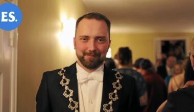 Tuomo Sallisen näyttävät käädyt pistivät silmään Linnan juhlissa – Tästä kaupunginjohtajan koristeessa on kyse | Paikalliset