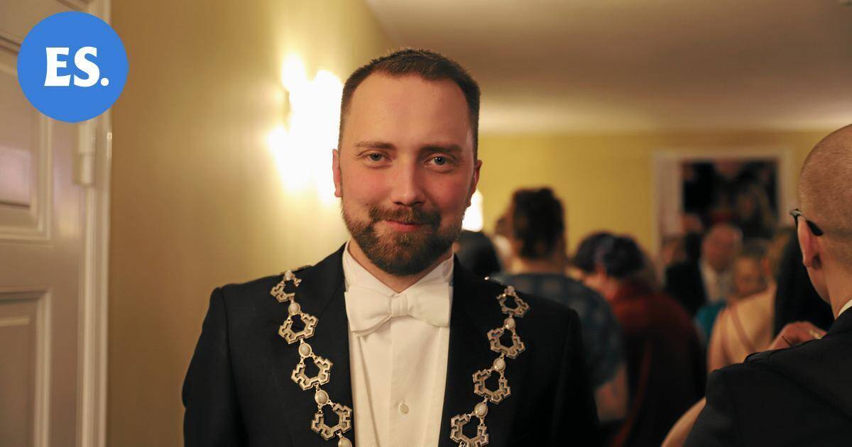 Tuomo Sallisen näyttävät käädyt pistivät silmään Linnan juhlissa – Tästä kaupunginjohtajan koristeessa on kyse | Paikalliset