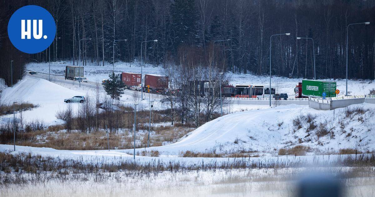 Raju ruuhka vaivasi heti, kun Vuosaaren tunneli suljettiin – hankepäällikkö: Ei tullut yllätyksenä | Paikalliset