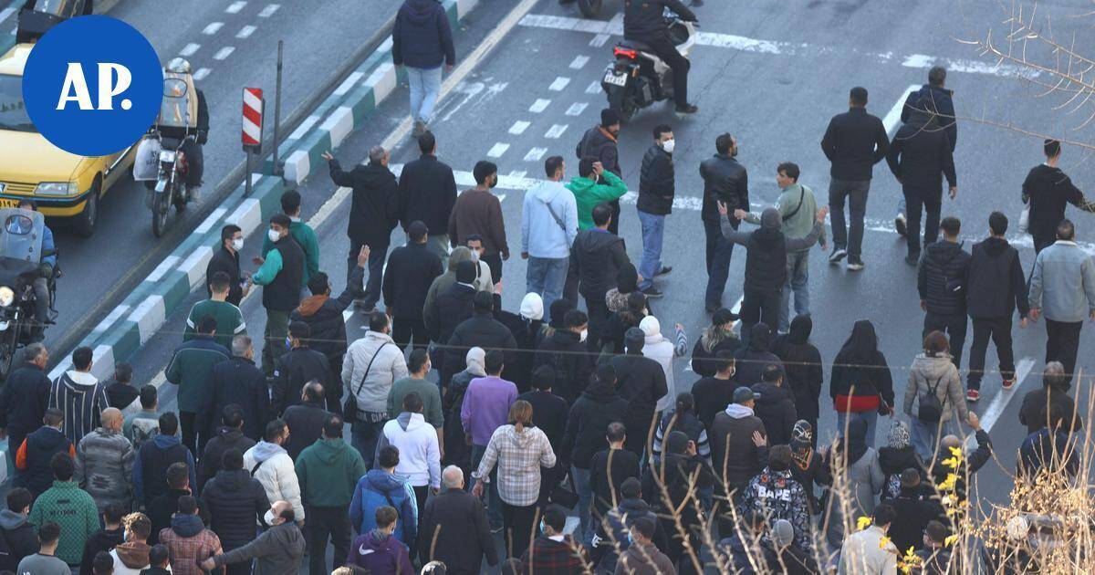 Iranissa mielenosoitukset jatkuvat internetin alasajosta huolimatta – verkkoyhteydet katki jo kolmatta vuorokautta | Uutissuomalainen