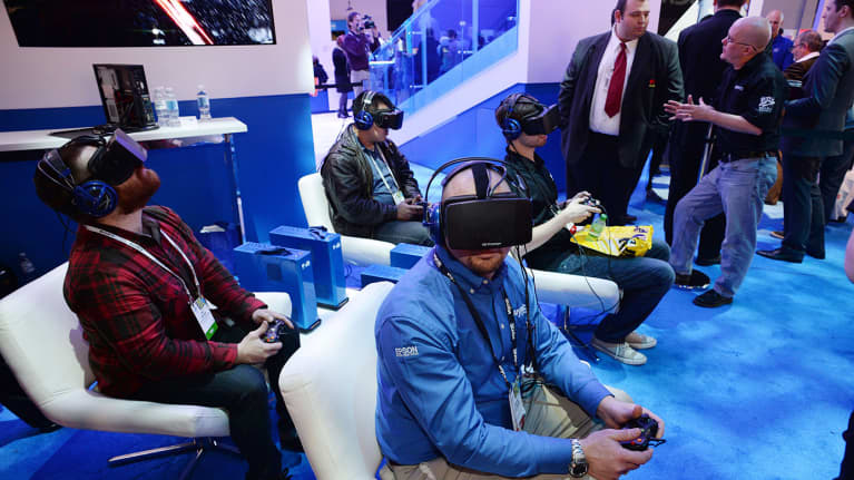 Miehiä virtuaalilasit päässä.