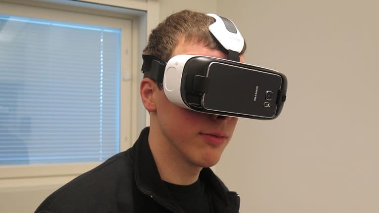 Tutkija Olli Suominen katselee maailmaa virtuaalilasiien läpi TTY:n signaalikäsittelylaitoksella.