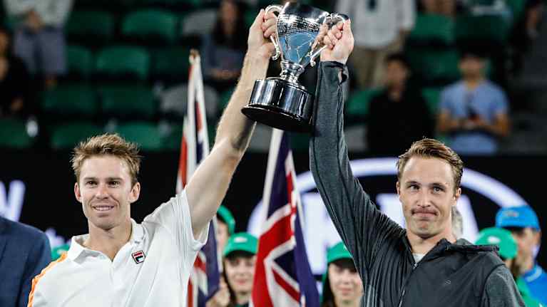 John Peers ja Henri Kontinen nostamassa Australian avointen voittopokaalia vuonna 2017. Peers pelasi finaalin kotiyleisönsä edessä.