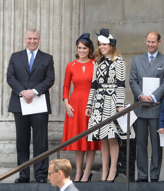 Kesäkuussa 2016 prinsessat Eugenie ja Beatrice hymyilivät isänsä Andrew'n (vas.) ja setänsä prinssi Edwardin kanssa.