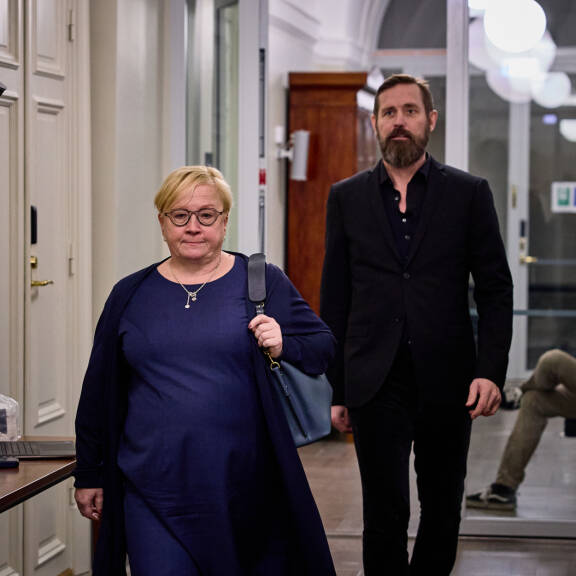 Arkistokuva. Artisti Lauri Tähkä eli Jarkko Tapani Suo ja asianajaja Riitta Leppiniemi Turun Hovioikeuden käsittelyssä 13.11.2024.