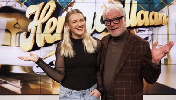 Jenni Poikelus ehti juontaa visaa kolme kautta. Vierellä tuomari Matti Rönkä.