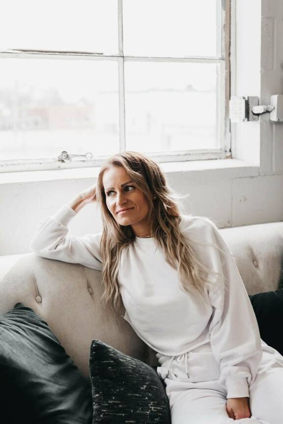 Helena kertoo somessa, ettei voi jakaa kaikkia asioitaan, sillä jotkut hetket ”on pidettävä yksityisinä tällä hetkellä”.