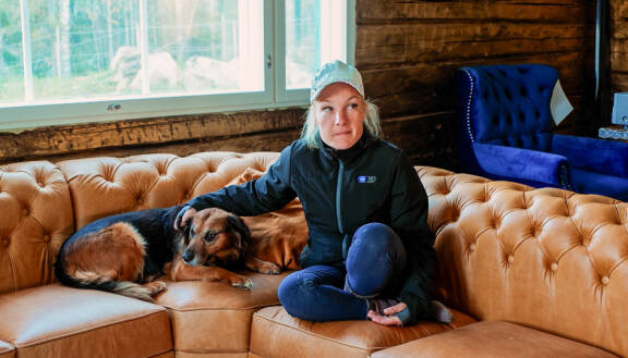 Latelan Laurin hurja remontti -ohjelmassa Manta-koira lepäili Sarkun kanssa sohvalla.