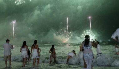 Näin vuosi vaihtui maailmalla: ilotulitteet värjäsivät Rion punaiseksi ja vihreäksi | Uutisia lyhyesti