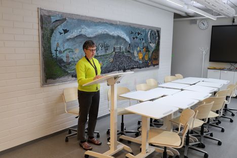 Merikarvian vuoden 2025 yksi hyvistä uutisista oli koulukeskuksen remontin valmistuminen, vaikka määrärahojen riittävyys herättikin valtuustossa keskustelua. Tässä kuvassa rehtori Marja Kallio esittelee kuvaamataidon uutta luokkaa.