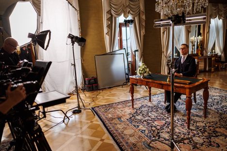 Puheen puitteet olivat presidentillisen komeat.