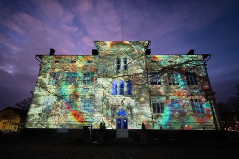 Valotaideteokset värittävät Poria ja Raumaa tammikuussa. Kuva vuoden 2025 valotaidetapahtumasta, jossa Rauman Tarvonsaaren koulun seiniin heijastettiin taideteos. Tänä vuonna samalla koululla järjestetään kaikille avoimia työpajoja, joissa voi osallistua valotaideteoksen tekemiseen. Työpajat su-ma 11.-12.1.