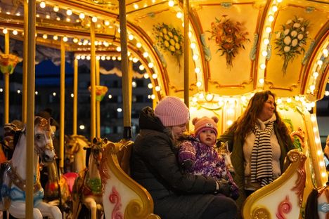 Vuonna 2025 Valon Pori -valotaidetapahtuman yhteydessä osallistujia viihdytti kauniisti valaistu karuselli. Peppi Haapala, 1, osallistui tapahtumaan yhdessä Niina Viljasen kanssa.